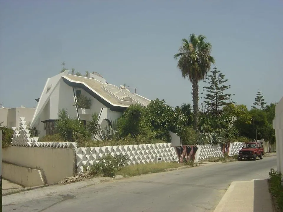 Dar Hamadi بن جامع A Villa & Its Swimming Pool, Looking For Artists In Residence Tunis Homestay