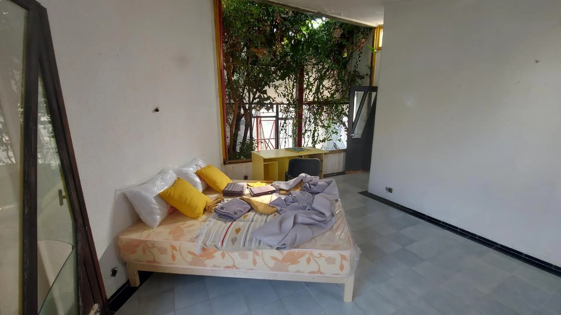Dar Hamadi بن جامع A Villa & Its Swimming Pool, Looking For Artists In Residence Tunis