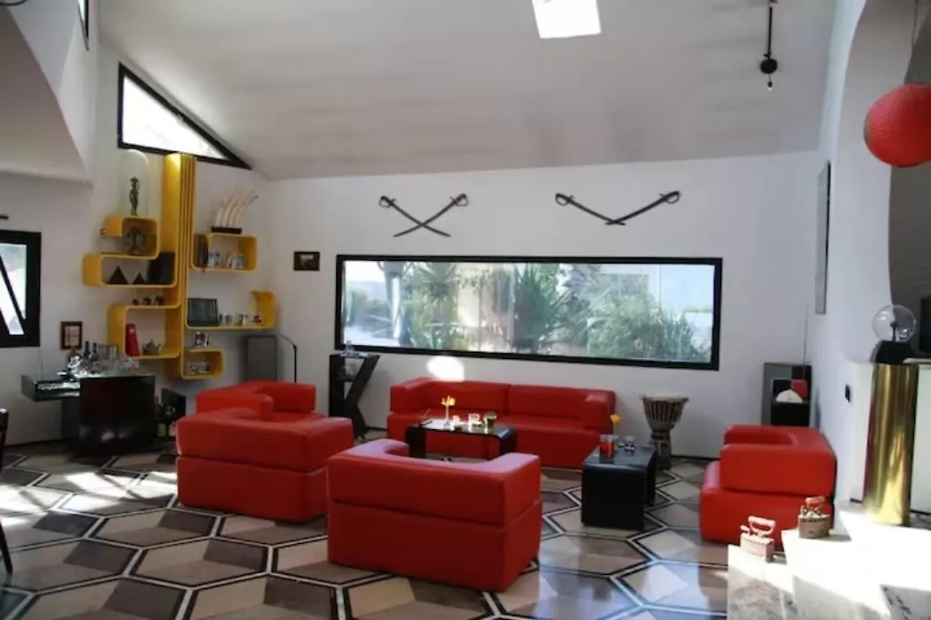Dar Hamadi بن جامع A Villa & Its Swimming Pool, Looking For Artists In Residence Tunis